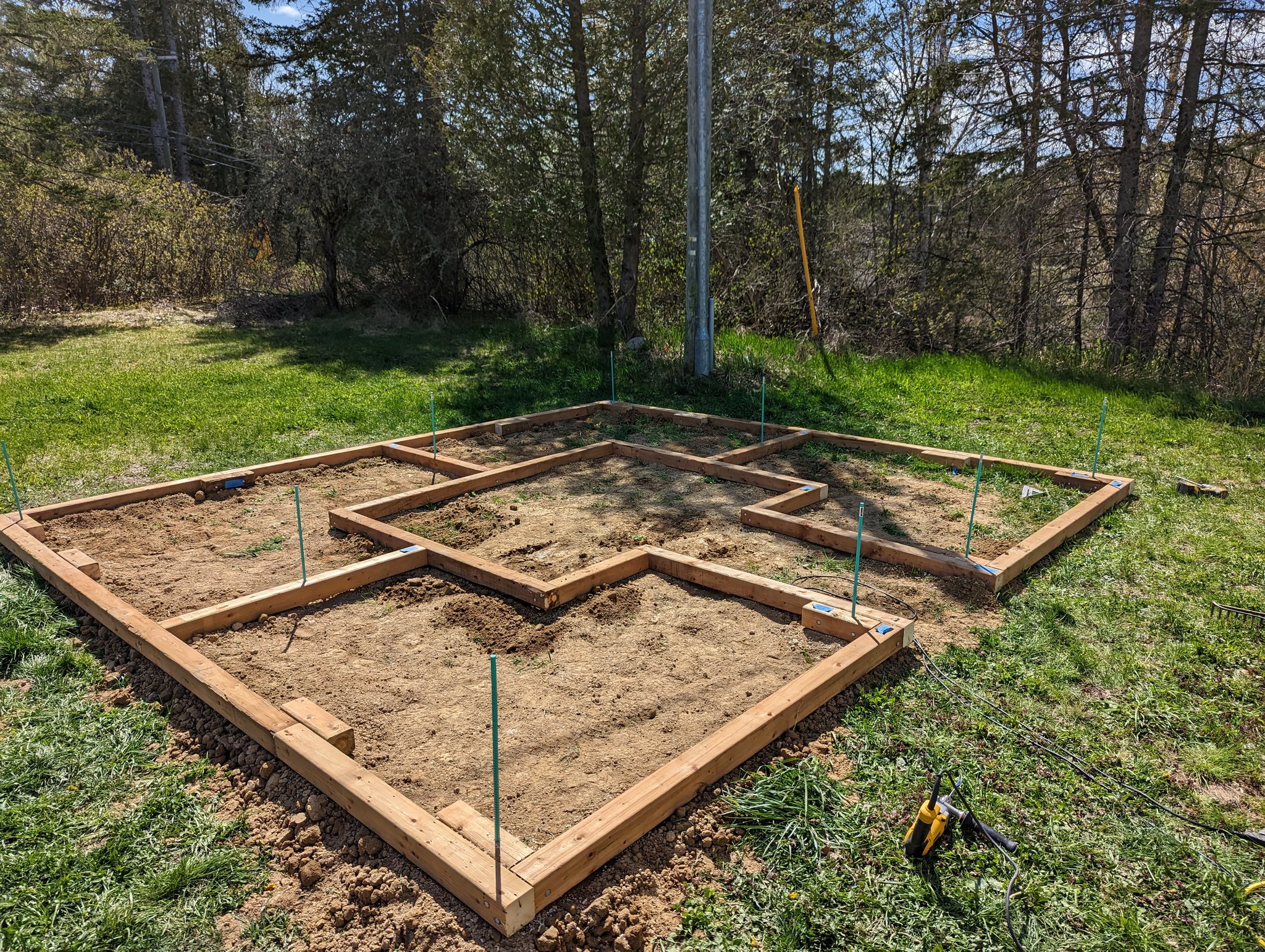 Flowerbox base layout with joining blocks and vertical anchors